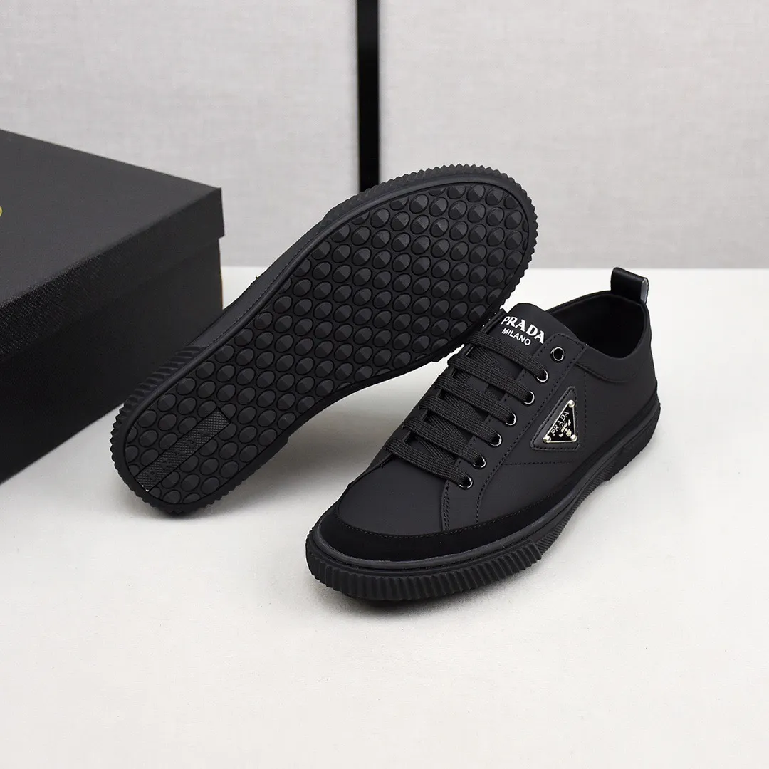 【PRADA】Men's shoes 💰400💰. Detonate the whole place! An international brand that is constantly innovating. This men's casual shoe is the original version. It is made of cowhide leather at a ratio of one to one at the store. It has leather feet and rubber non-slip outsole. It is breathable and comfortable. Quality speaks for itself. 👄38-44